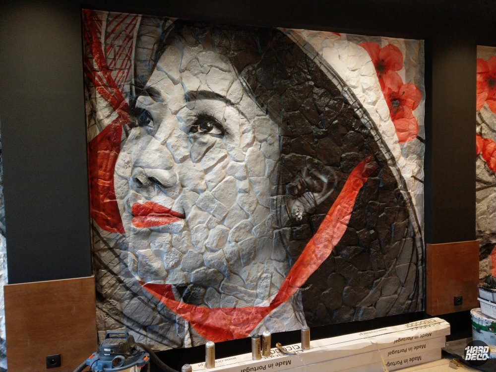 Gros plan portrait femme asiatique en niveaux de gris sur toile texturée pierre, lèvres rouges et ruban écarlate