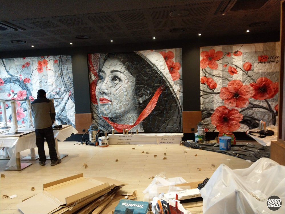 Vue d'ensemble en cours de pose des trois toiles décoratives restaurant Tuk Tuk Torcy, portrait et motifs floraux