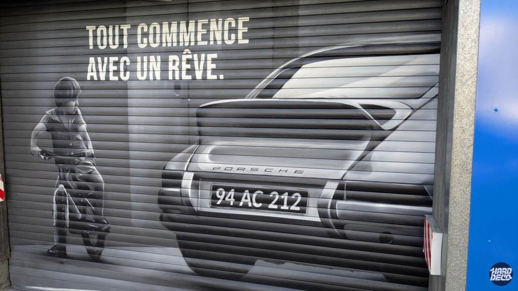 Gros plan fresque aérosol rideau de fer Porsche plaque immatriculation 94 AC 212, Alfortville