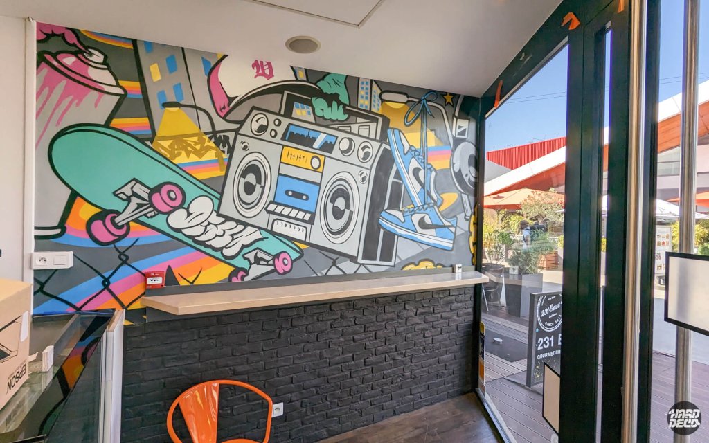 Fresque street art hip-hop posée sur toile, vue depuis l'entrée du restaurant 231 East Torcy