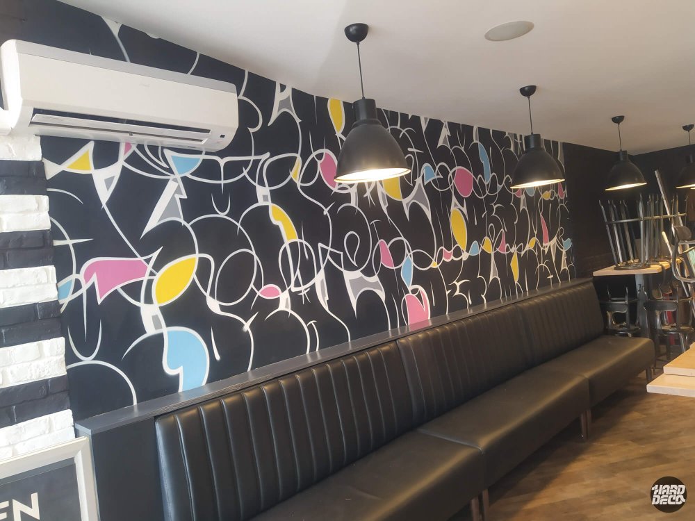 Mur banquette lettering abstrait wild style noir jaune rose bleu, restaurant burger Torcy
