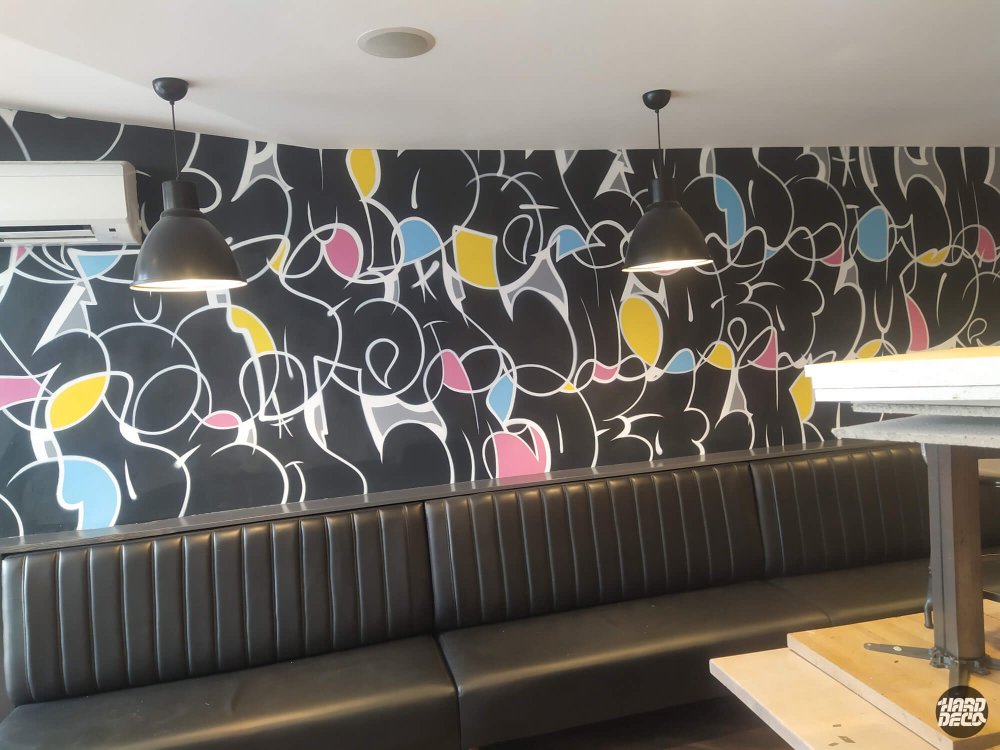 Détail fresque lettering abstrait aérosol fond noir couleurs vives, salle restaurant Torcy