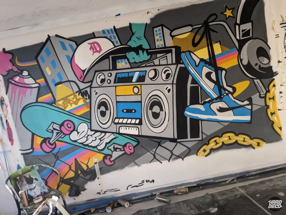 Fresque hip-hop en cours de réalisation à l'aérosol, ghetto blaster et sneakers Nike, Torcy