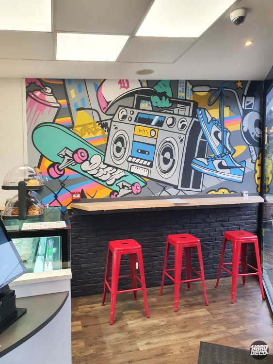 Vue d'ensemble fresque graffiti hip-hop sneakers boombox, salle restaurant burger Torcy 77