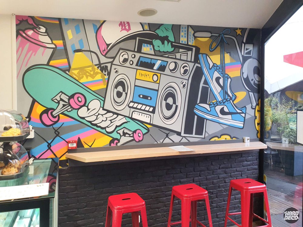 Fresque street art hip-hop aérosol avec ghetto blaster et skateboard, restaurant burger Torcy