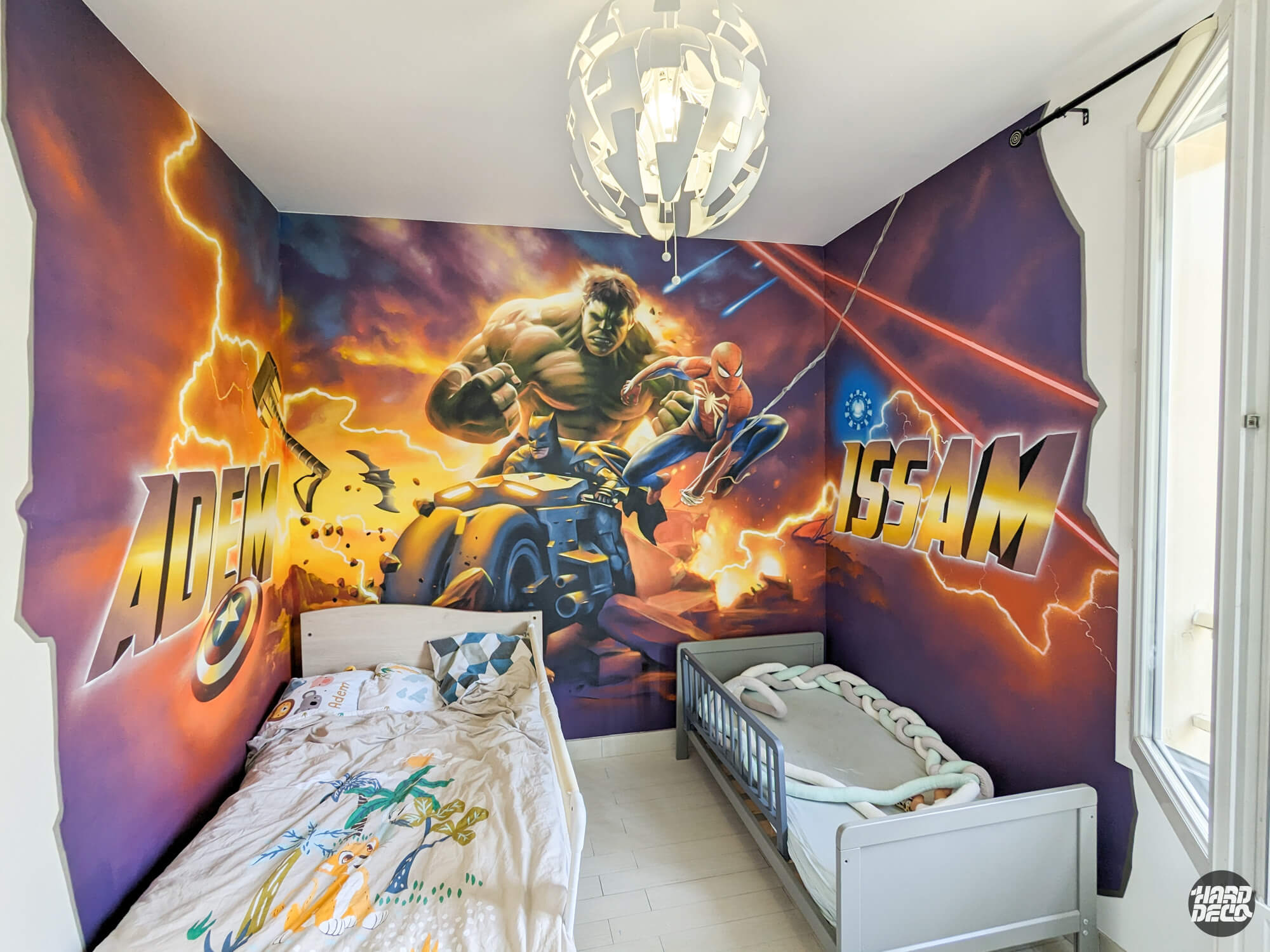 Fresque super-héros chambre enfant avec Hulk, Spider-Man, Batman et prénoms Adem et Issam en lettrage doré