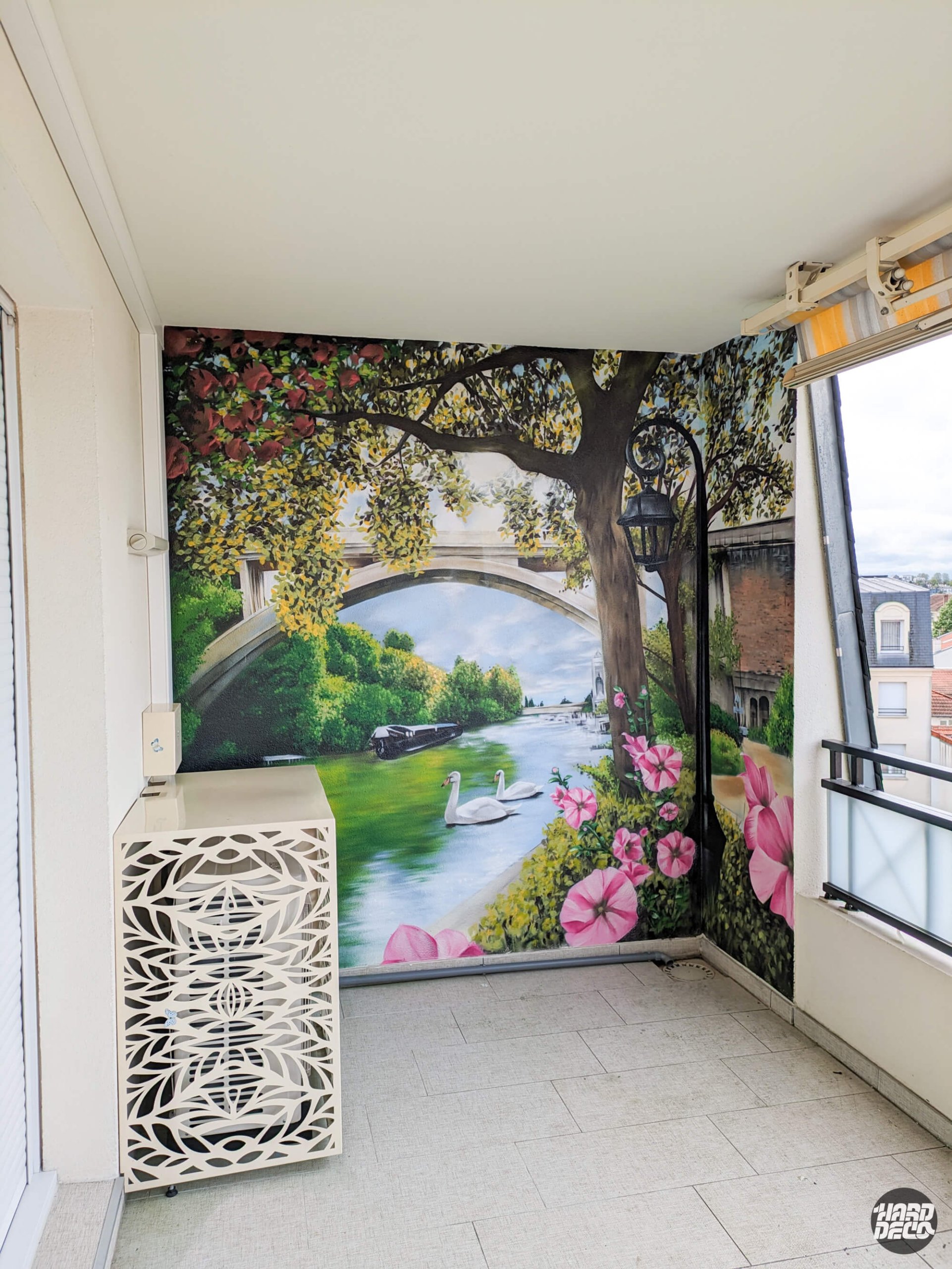 Fresque toile bords de Marne sur balcon, cygnes, pont et fleurs roses peints par Peak