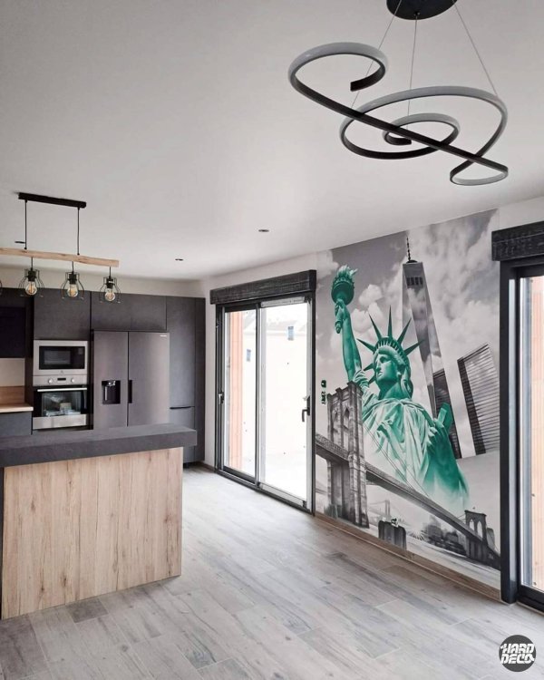 Vue d'ensemble fresque New York sur toile dans cuisine ouverte moderne noire et bois avec îlot central