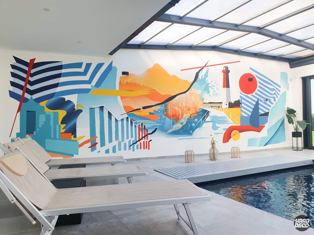Fresque murale piscine privée, composition abstraite avec phare côtier, voilier et formes géométriques colorées