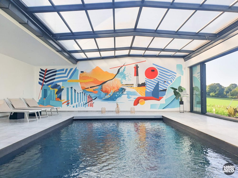Vue d'ensemble fresque toile piscine couverte, reflet de l'eau, composition graphique contemporaine bleu orange