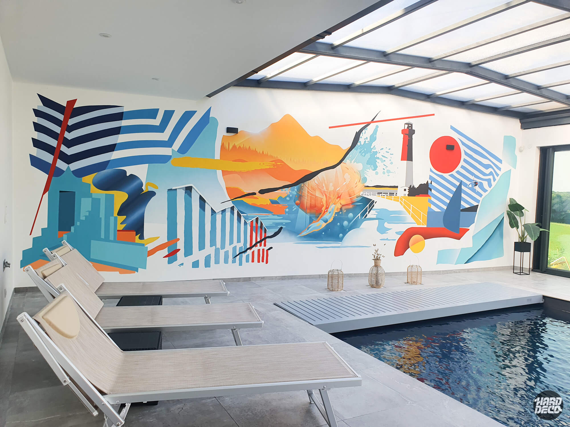 Fresque toile piscine intérieure, style graphique abstrait, phare, montagne et bandes géométriques bleu et orange