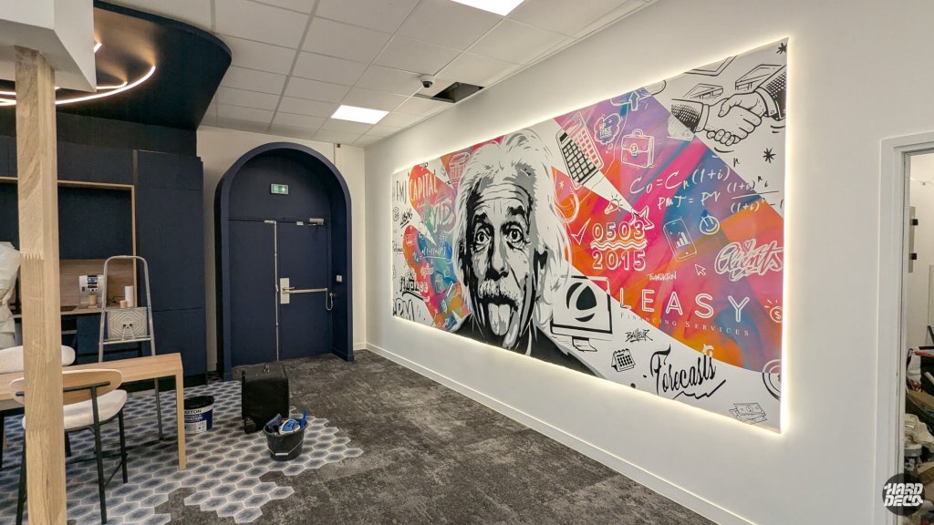 Vue d'ensemble bureau Leasy Capital avec toile Einstein rétroéclairée, aérosol, Noisy-le-Grand