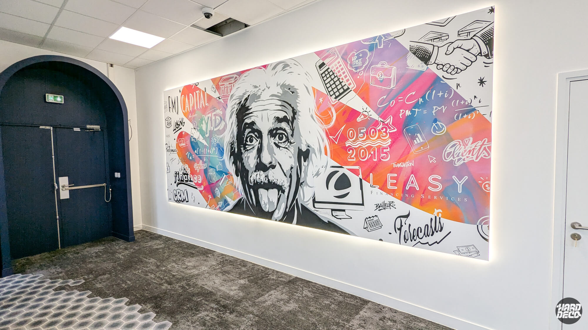Toile aérosol portrait Einstein pour Leasy Capital, Noisy-le-Grand, fond coloré et rétroéclairage LED