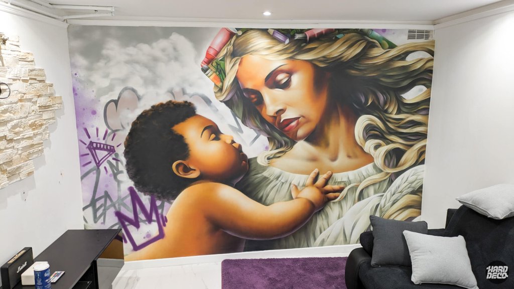 Portrait aérosol maternel sur toile, femme blonde et nourrisson, graffiti violet en fond, salon