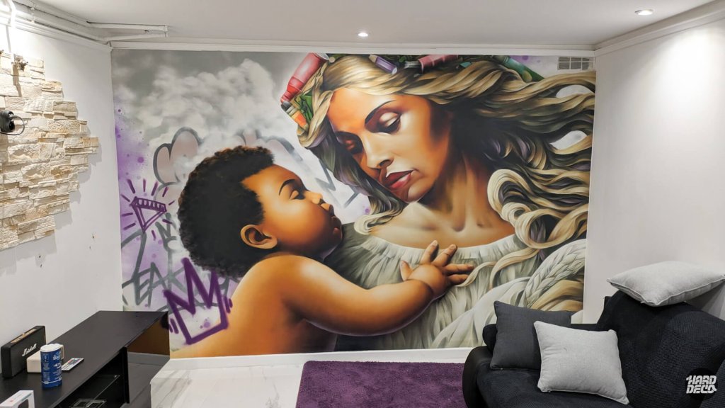 Fresque aérosol sur toile représentant une mère et son enfant dans un style street art, salon intérieur