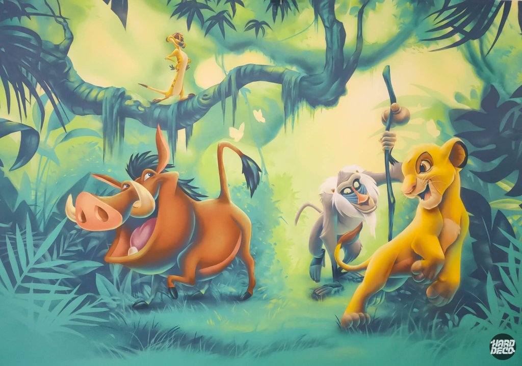 Détail toile peinte Le Roi Lion, personnages Simba Rafiki Pumbaa Timon en jungle turquoise et verte
