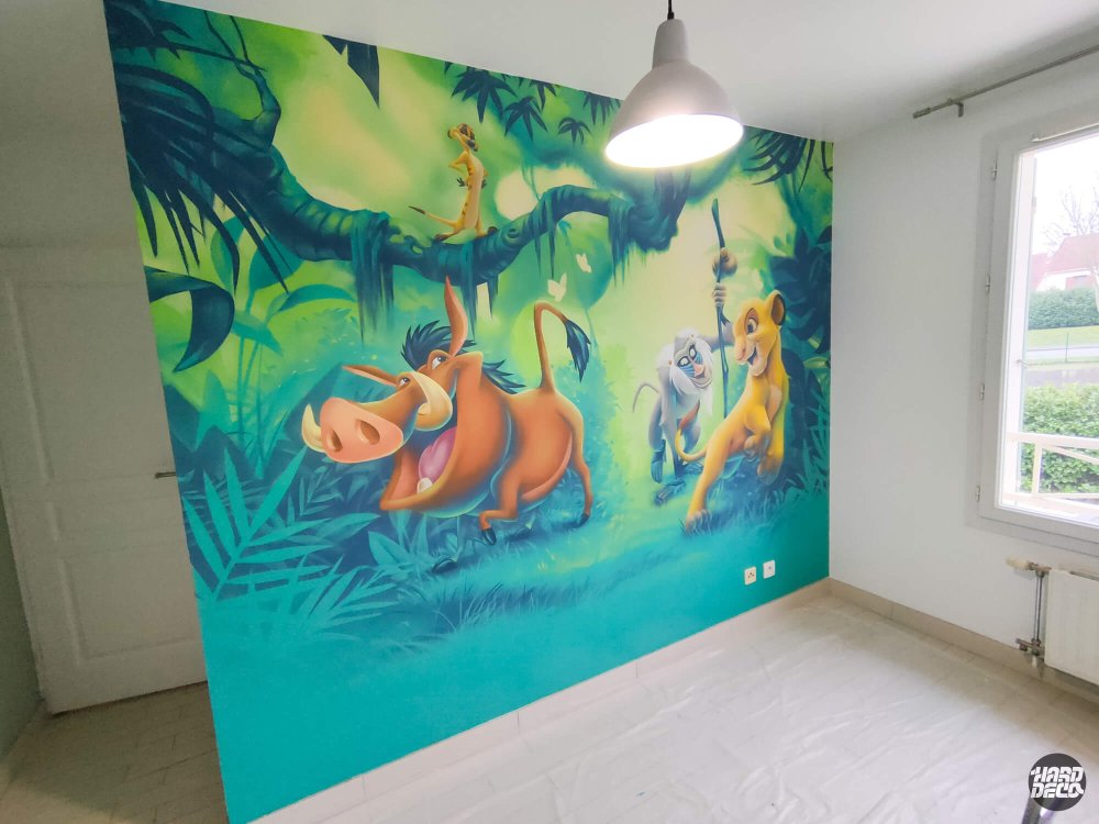 Fresque murale Le Roi Lion avec Simba, Pumbaa, Timon et Rafiki dans une jungle colorée, chambre enfant