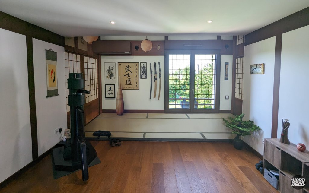 Vue frontale du trompe-l'œil dojo japonais : tatamis, calligraphie Bushido, katanas et rouleaux de parchemin peints