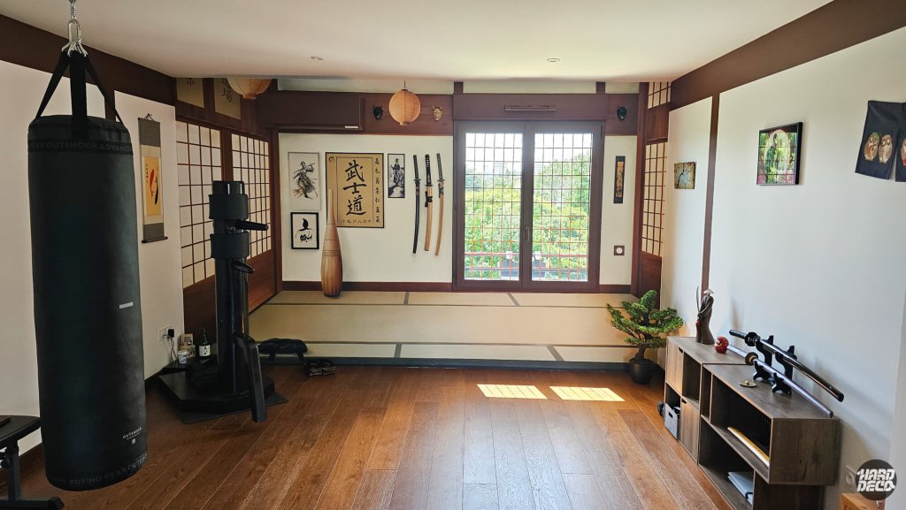 Fresque trompe-l'œil dojo japonais avec cloisons shoji, lanternes orangées et fenêtre intégrée en porte coulissante