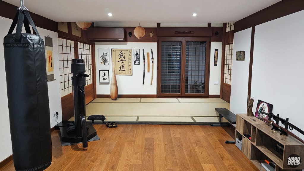 Trompe-l'œil dojo japonais complet : shoji, tatamis, katanas, calligraphie Bushido et lanternes peints sur murs
