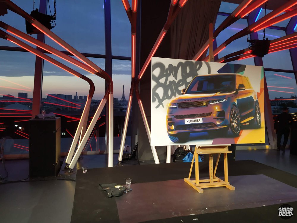 Toile aérosol Range Rover Evoque dorée sur chevalet, soirée lancement Neubauer Paris 15e