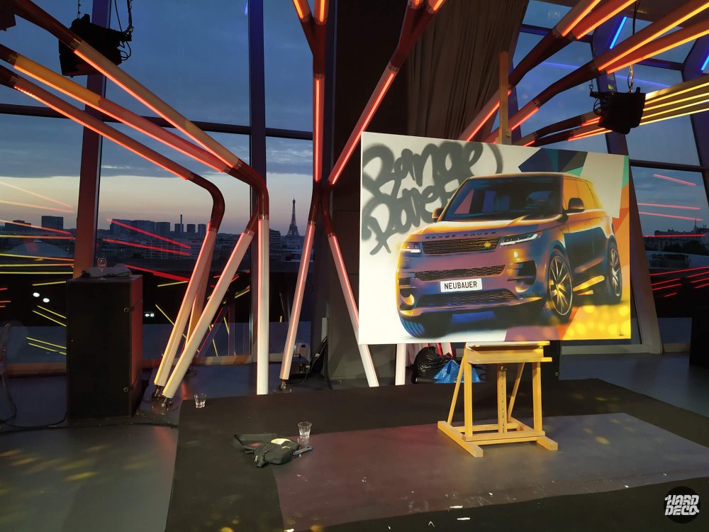 Live painting aérosol Range Rover 2023 sur toile, événement Neubauer Paris, vue nocturne Tour Eiffel