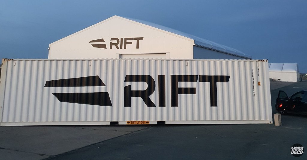 Logo Rift peint à l'aérosol sur conteneur maritime blanc, lettrage noir grand format, Saint-Maur