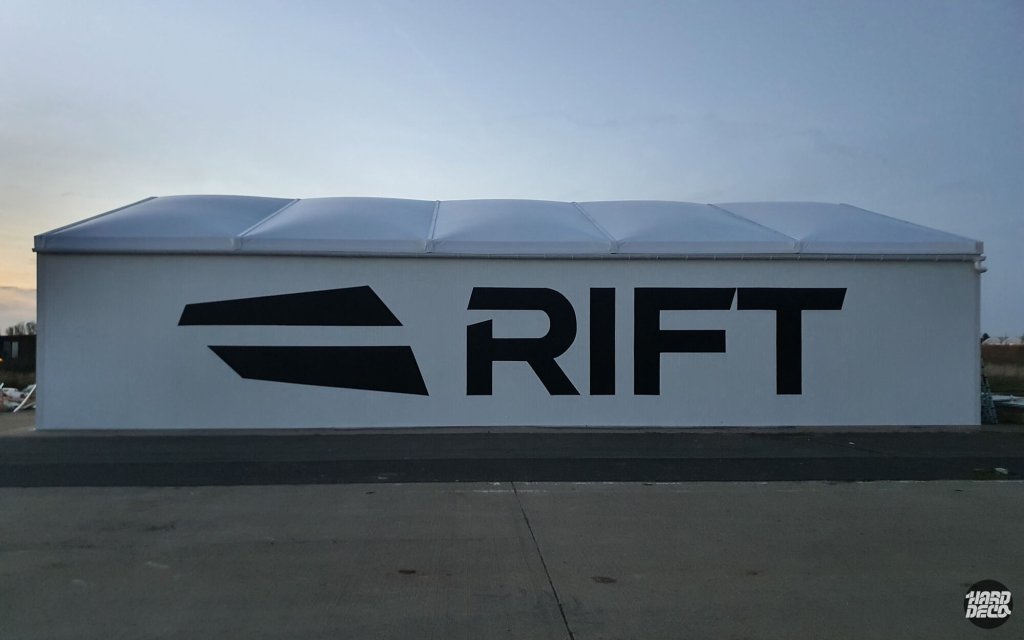 Façade latérale du hangar Rift avec logo aérosol noir sur blanc, grande surface extérieure, Saint-Maur