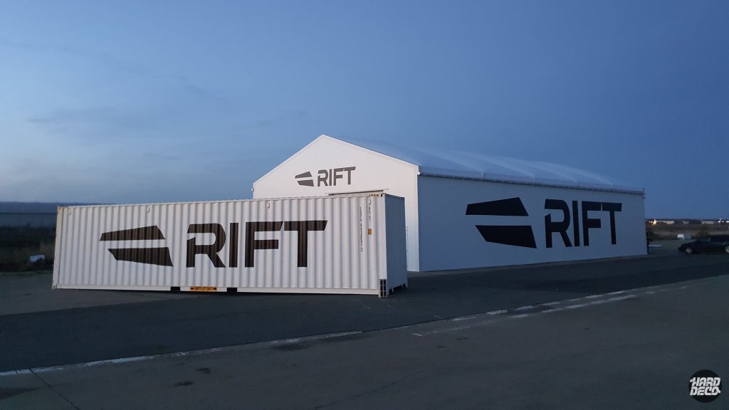 Vue d'ensemble hangar et conteneur Rift peints à l'aérosol, logo noir sur blanc, Saint-Maur