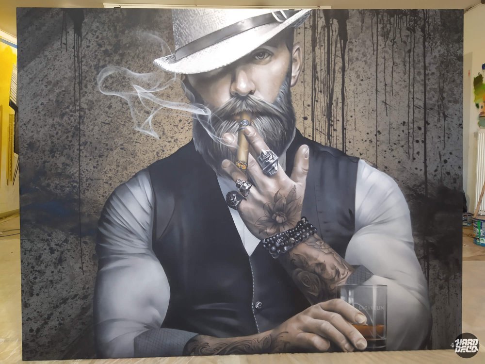 Portrait hipster aérosol grande toile murale homme barbu cigare whisky Lagavulin tatouages détaillés