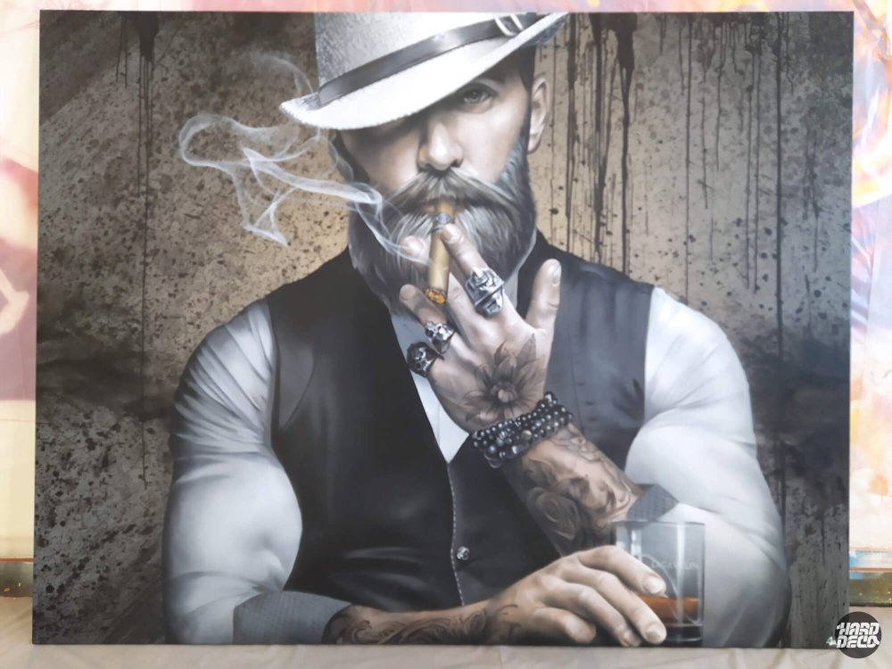 Portrait peint à l'aérosol homme barbu chapeau feutre blanc cigare verre whisky tatouages bras