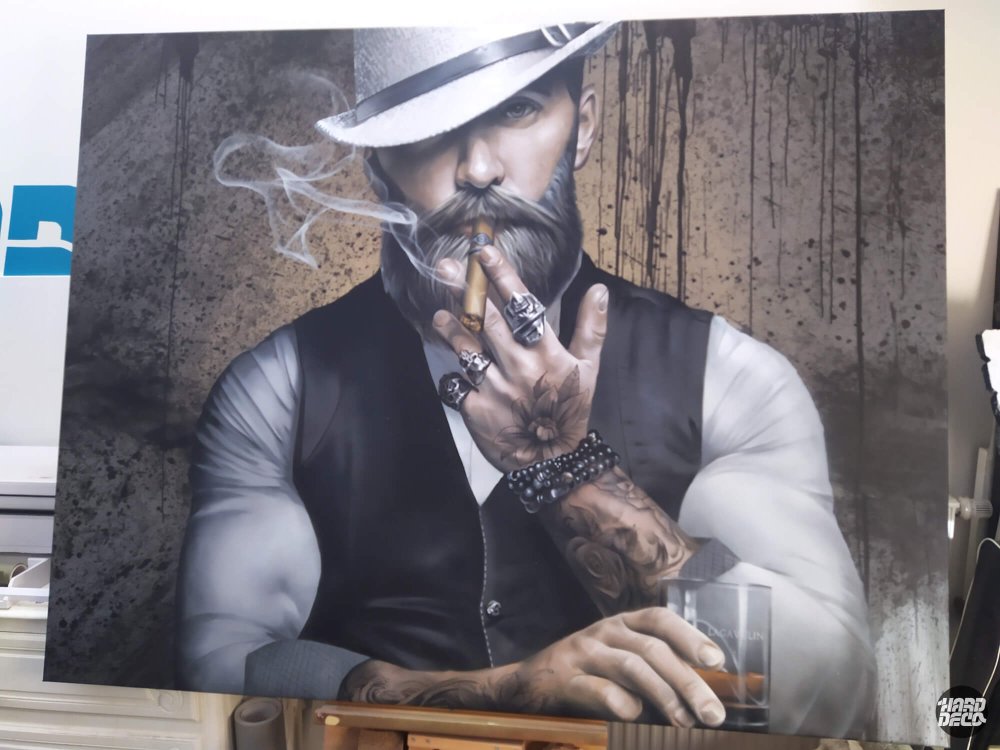 Toile portrait hipster barbu cigare Lagavulin tatouages floraux sur chevalet atelier aérosol Shero
