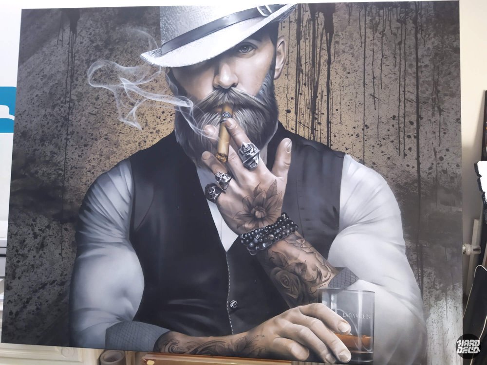 Détail toile portrait hipster barbu cigare bagues tête de mort tatouages floraux aérosol Shero