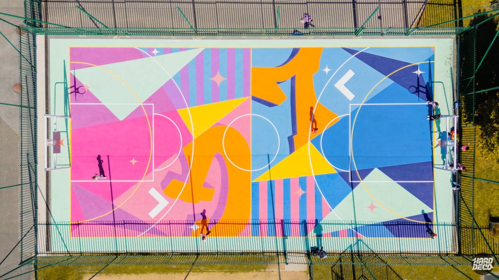Vue aérienne du terrain de basket peint à Livry-Gargan, composition géométrique multicolore rose orange bleu violet