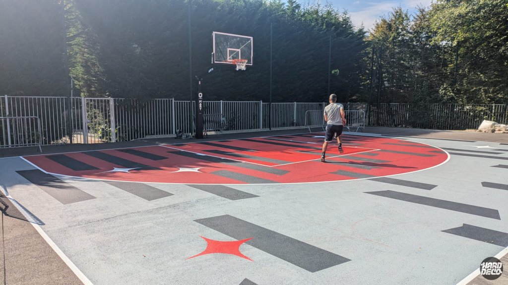 Marquage sol terrain de basket extérieur, typographie noire sur fond rouge, Champs-sur-Marne