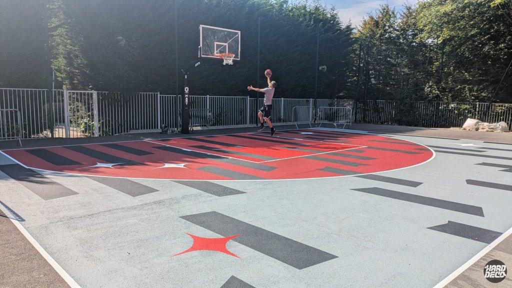 Terrain de basket peint rouge et noir avec typographie au sol, Champs-sur-Marne