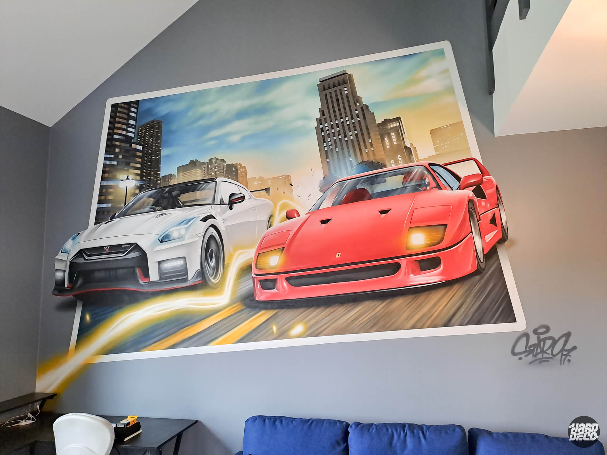 Gros plan toile aérosol Ferrari F40 rouge et Nissan GT-R blanche avec skyline dorée en arrière-plan