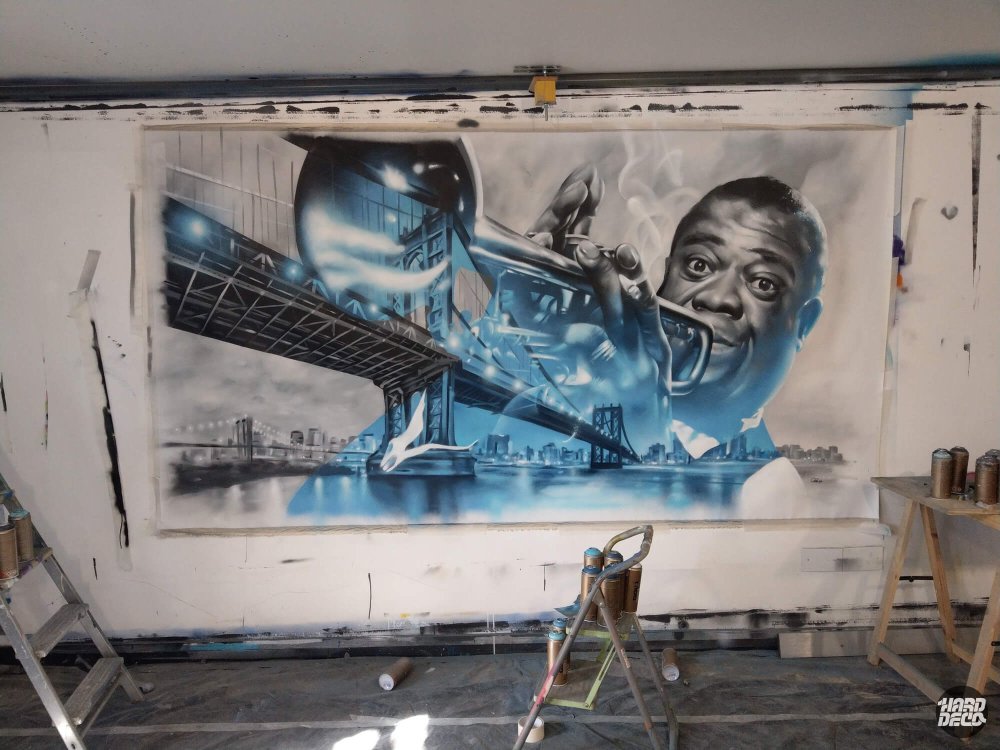 Toile aérosol en cours Louis Armstrong trompette pont de Brooklyn teintes bleues et grises