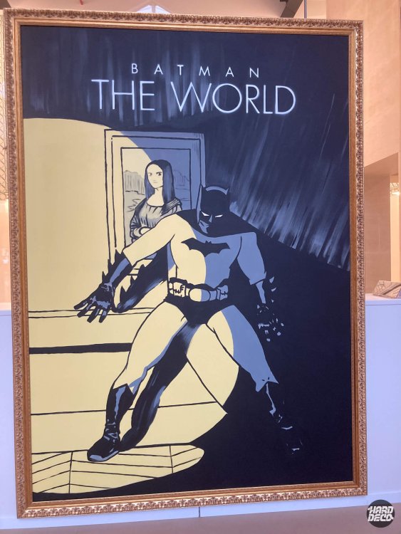 Toile achevée Batman The World encadrée or, Batman en cape devant la Joconde, aplats bleu-gris et jaune