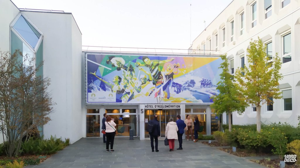 Toile Paris 2024 installée en grand format sur la façade de l'Hôtel d'Agglomération de Torcy, vue extérieure