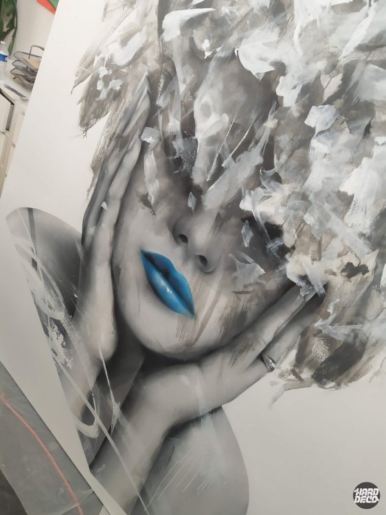Gros plan toile portrait féminin noir blanc lèvres bleues électriques, chevelure fragmentée expressionniste