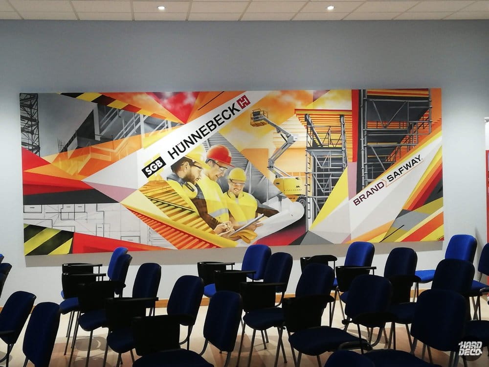 Toile peinte SGB Hunnebeck, salle de formation, techniciens et échafaudages, composition géométrique rouge et jaune