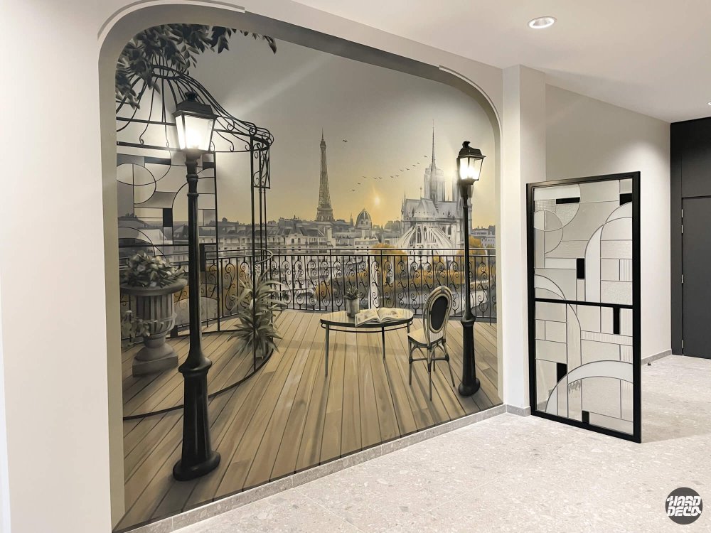 Vue d'ensemble du trompe-l'œil parisien dans le hall, intégration des lampadaires réels et contexte architectural du couloir