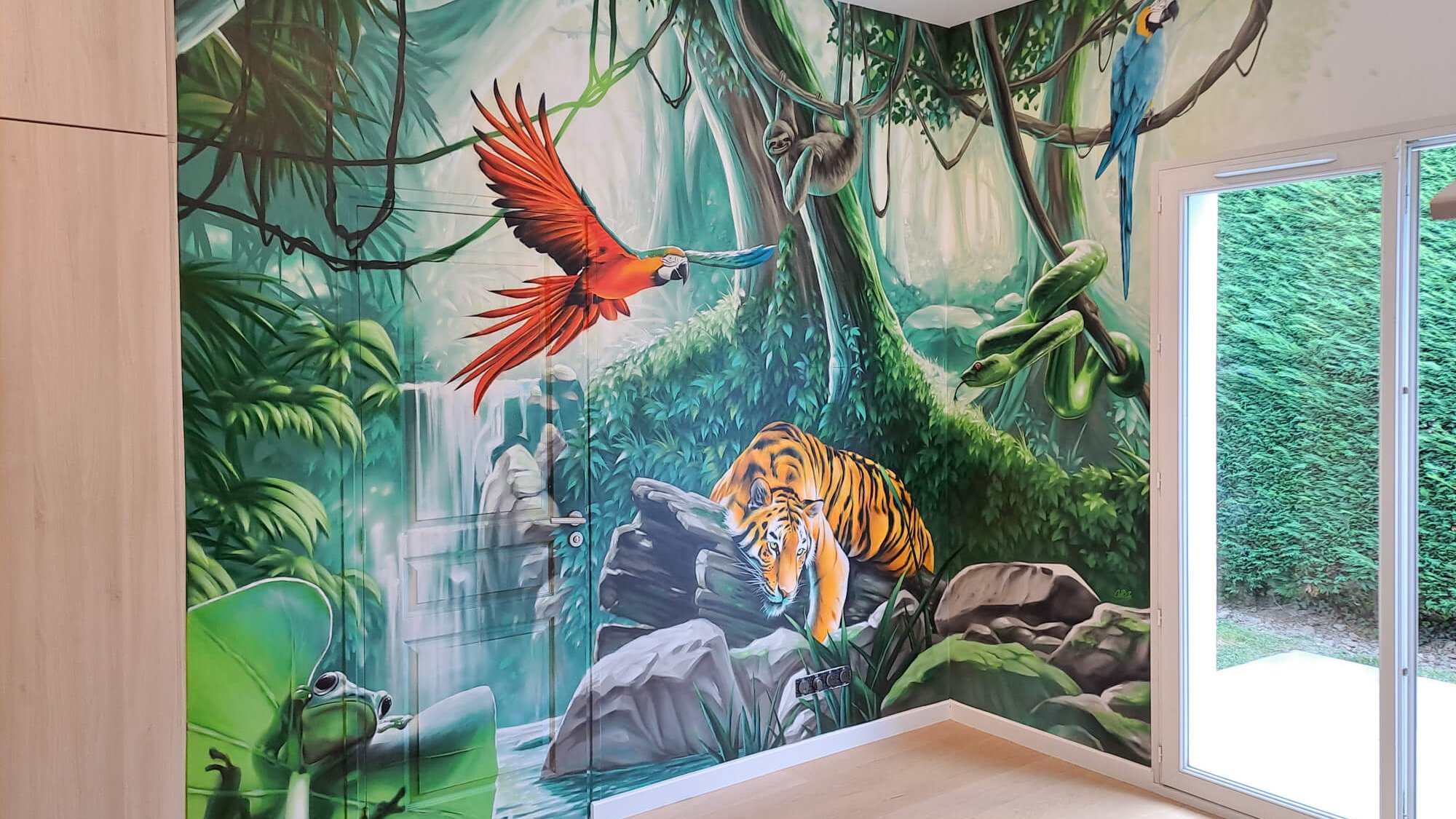 Fresque murale jungle chambre enfant avec tigre, aras rouge et bleu, paresseux et cascade à l'aérosol