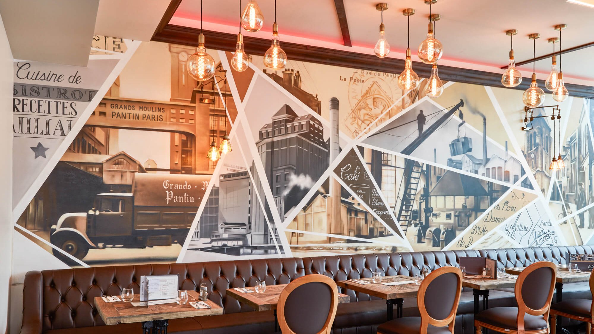 Fresque murale sépia restaurant Pantin, collage géométrique Grands Moulins, camion vintage et typographie