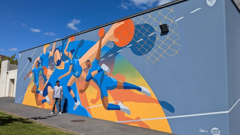 Vue d'ensemble fresque handball 54 m² façade gymnase Pontault-Combault avec artiste Shero et logo PCHB