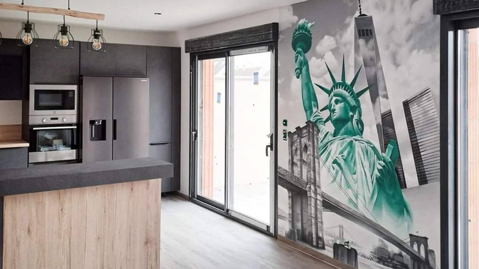 Vue d'ensemble fresque New York sur toile dans cuisine ouverte moderne noire et bois avec îlot central