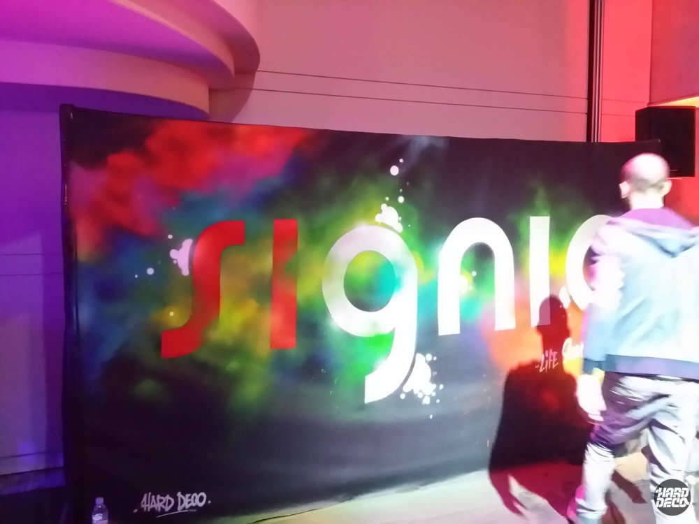 Lettrage graffiti coloré sur fond noir avec dégradés multicolores et un personnage flou au premier plan