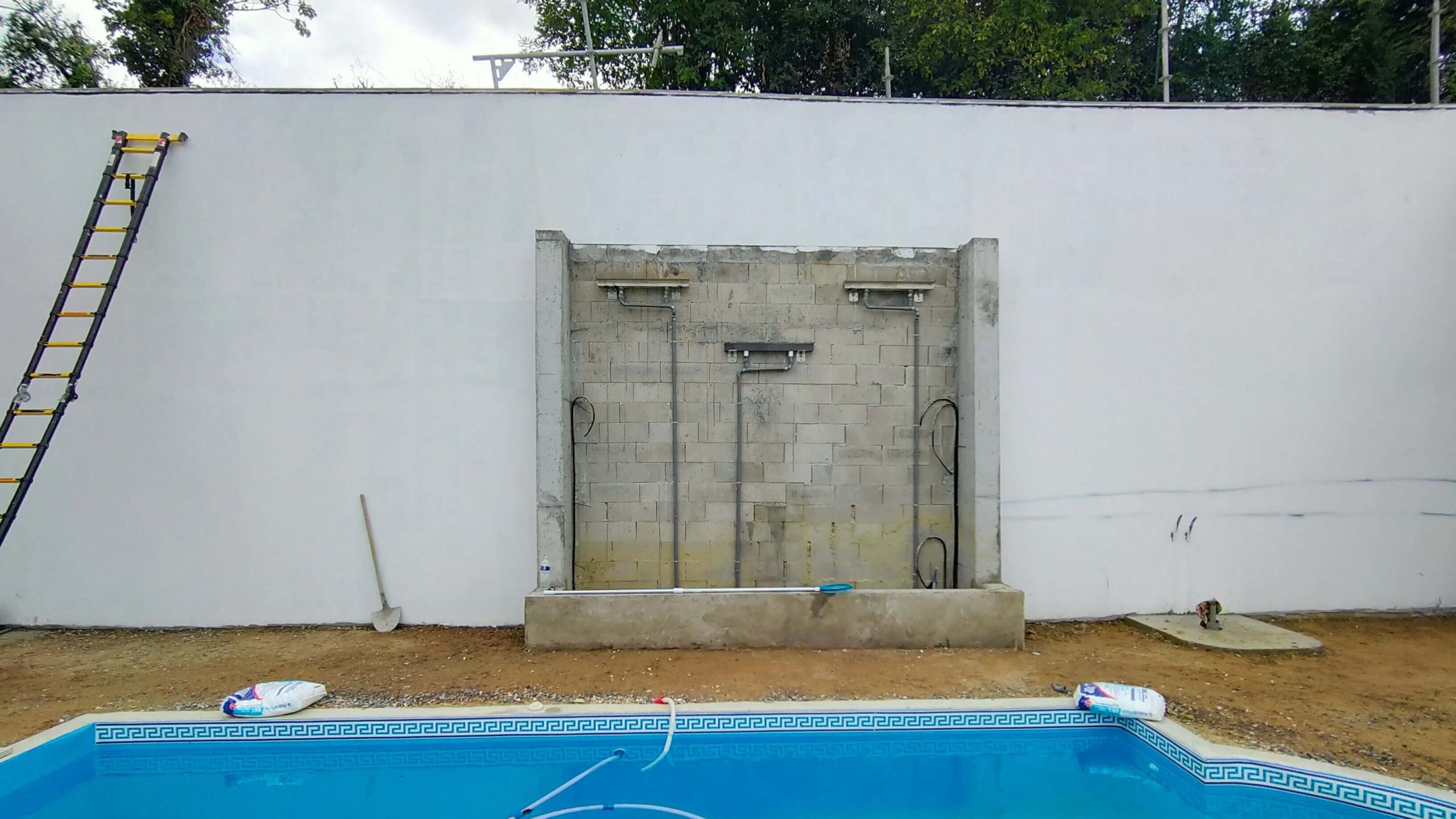 mur blanc jardin bord piscine