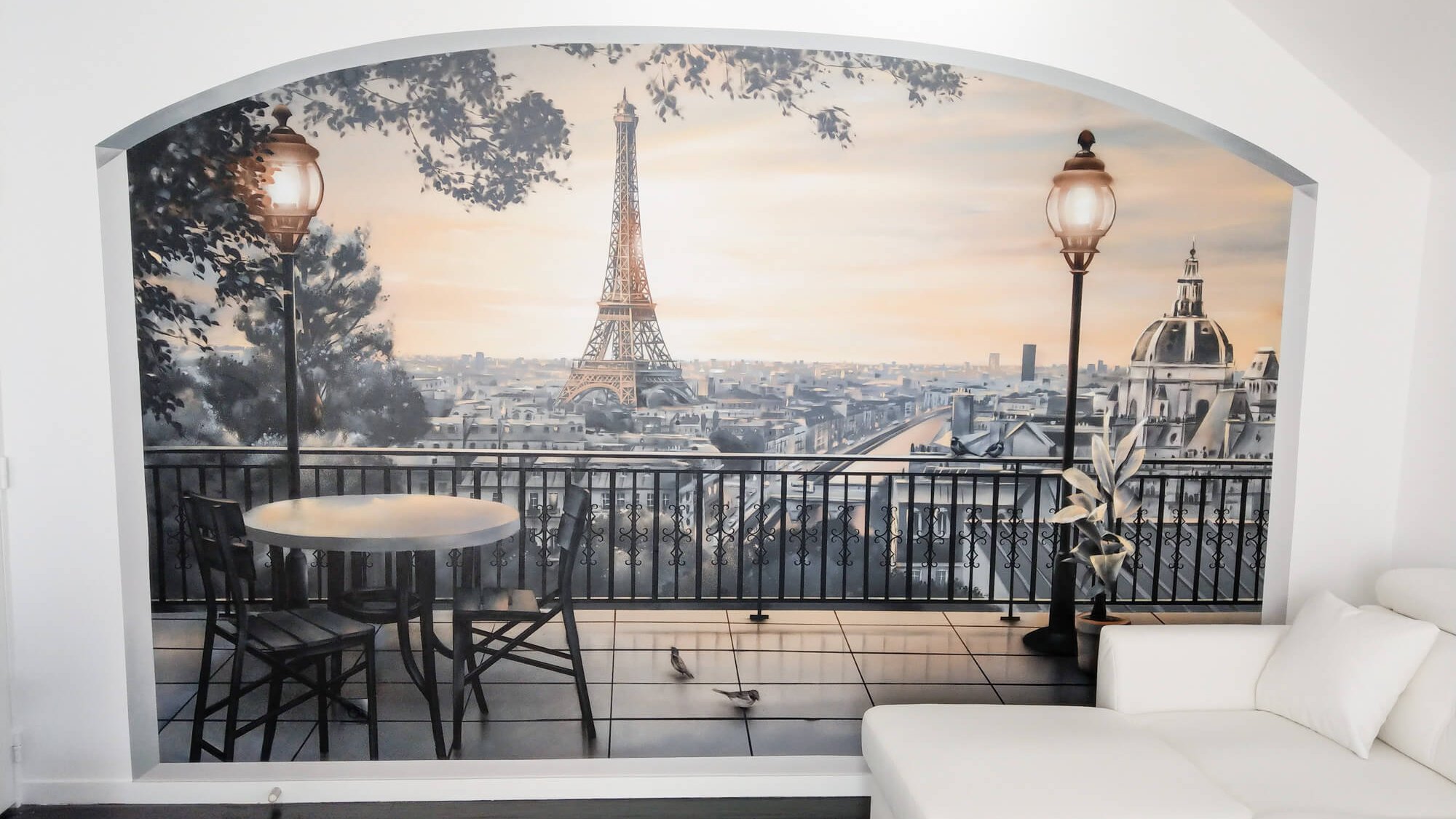 Peinture murale trompe-l'œil d'un balcon parisien avec lampadaires et toits haussmanniens, salon